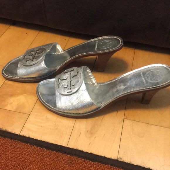 Tory Burch silver sandals with small heel and logo - Picture 2 of 5